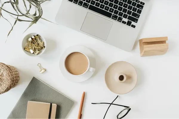 Foto de uma mesa sugerindo um home office minimalista.