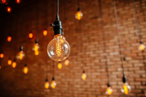 Foto de várias lâmpadas com efeito quente iluminando um ambiente.